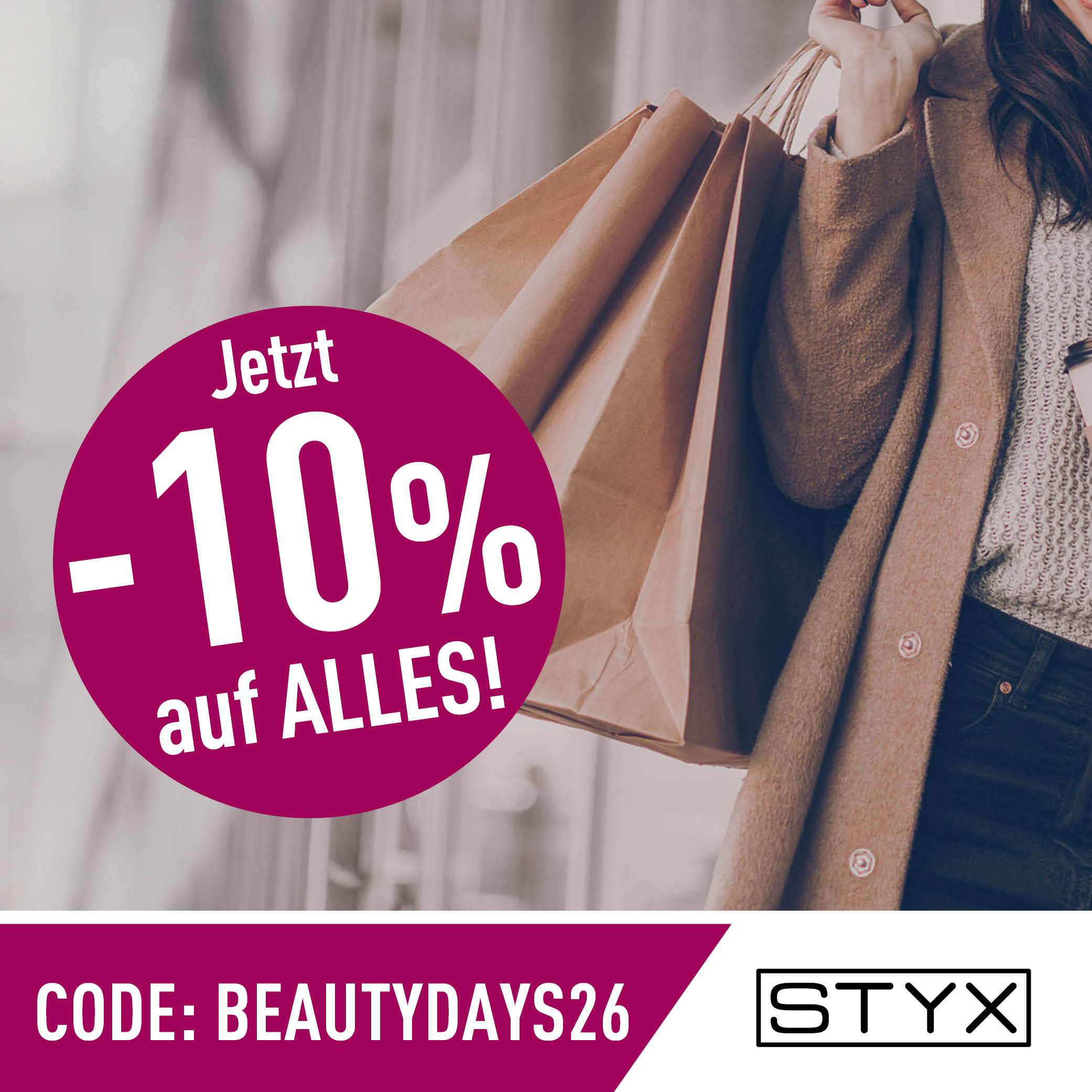 Frau mit Einkaufstasche, Hinweis auf +105 auf alles bei STYX Aktion